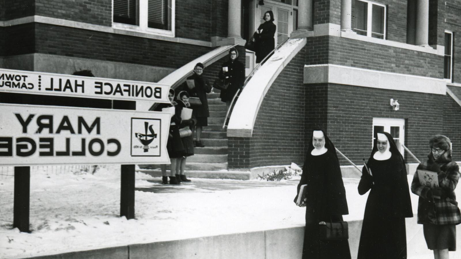 MG冰球突破试玩城校园的姐妹和学生站在博尼法斯大厅外的历史照片